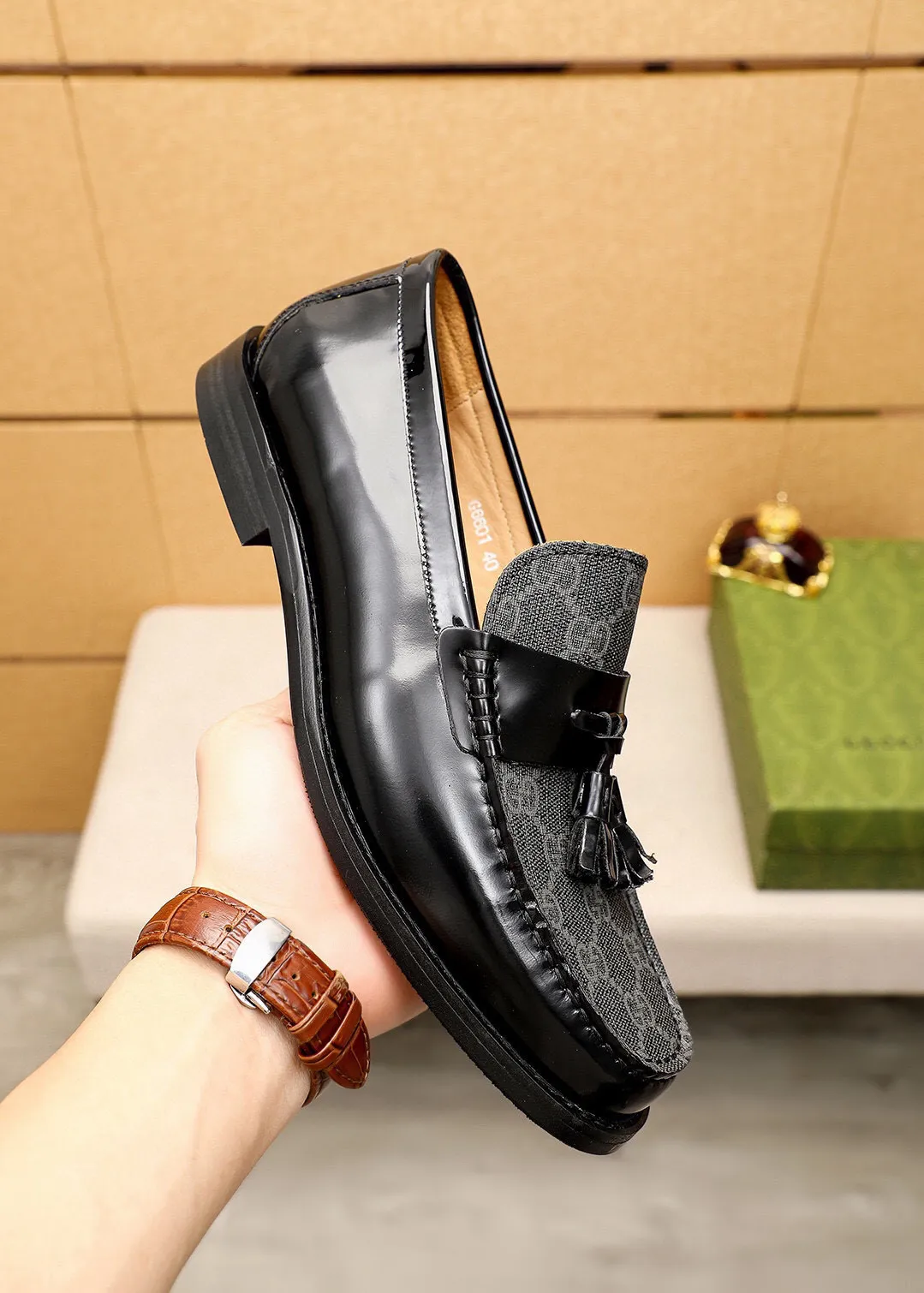 Men's shoes 💰480 💐 Product trademark: GUCCI "Gucci" casual leather shoes Regular size: 38-44 (45🉑️customized) Product materials: Selected imported first-layer open-edge beaded cowhide leather upper + luxury hardware buckle, imported water-dyed cowhide leather lining. Strong three-dimensional visual effect, combined outsole Color: 3⃣️colors available